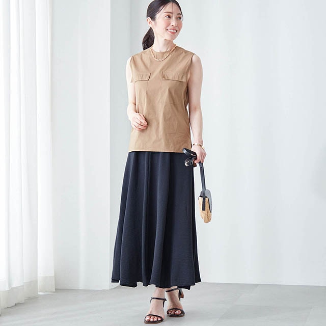 生地を贅沢に使った8枚はぎで、歩くたび優雅に揺れるフレアシルエット