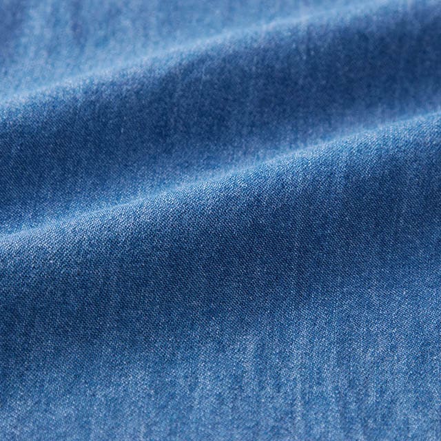 薄手で軽やかなデニム素材