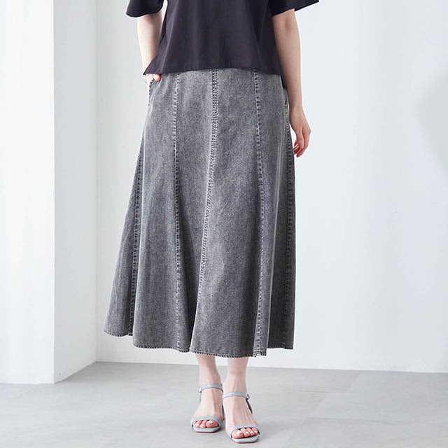 腰まわりはすっきり見せて体型をカバー