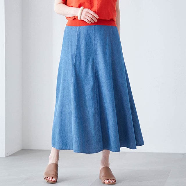 生地を八枚はぎにして贅沢に使ったマーメイドシルエットで女性らしい雰囲気に