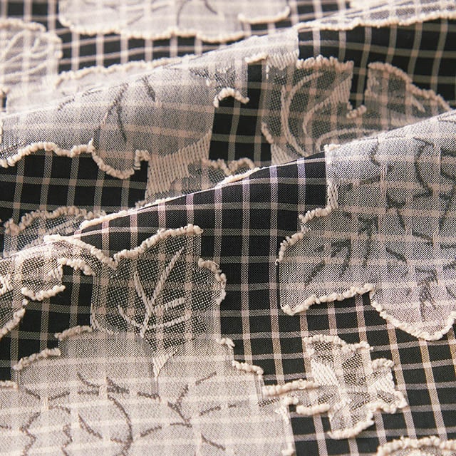 立体感のある花柄のカットジャカード素材