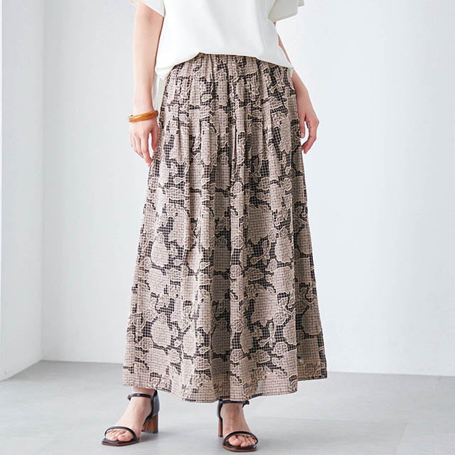 裾に向かって広がる優雅なシルエットが気になるヒップまわりや脚のラインをカバー