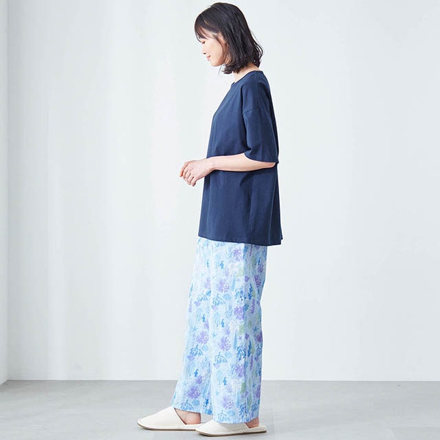 二の腕をカバーする五分袖のトップスは、ルームウェアにも最適