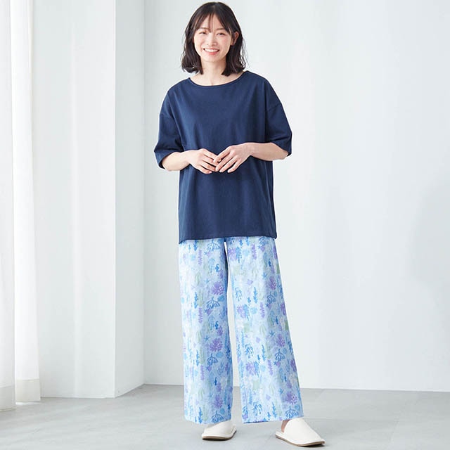 総柄のパンツと無地のトップスの組み合わせで、見た目にも軽やか