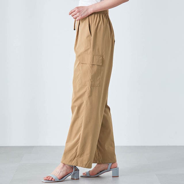 両脚サイドに施されたカーゴポケットが太もものラインをカモフラージュ