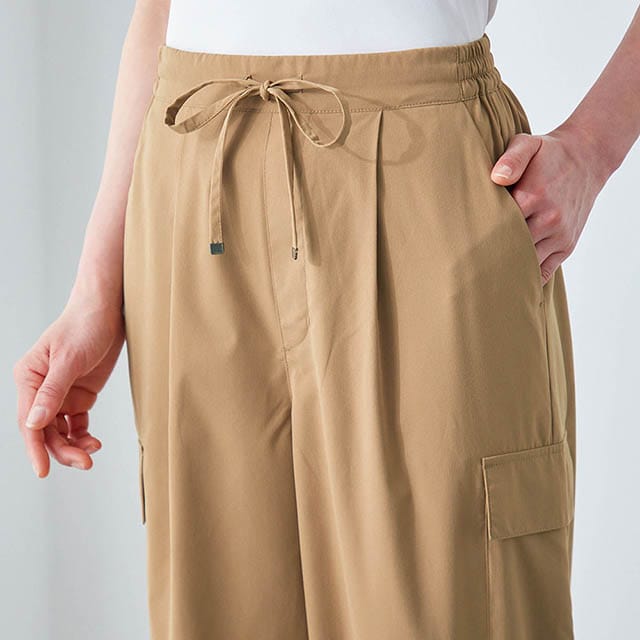 ウエストはタックでお腹まわりをカバーしながら、後ろゴムでラクな着心地