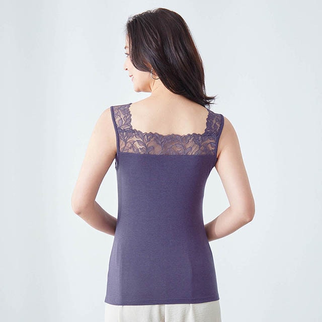 後ろまでレースを施しているので、トップスから覗いても上品