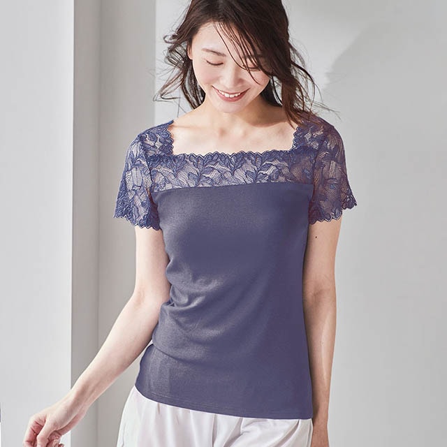 前後２WAYで着られて二の腕もカバーする美しいレースが大人の肌を飾る