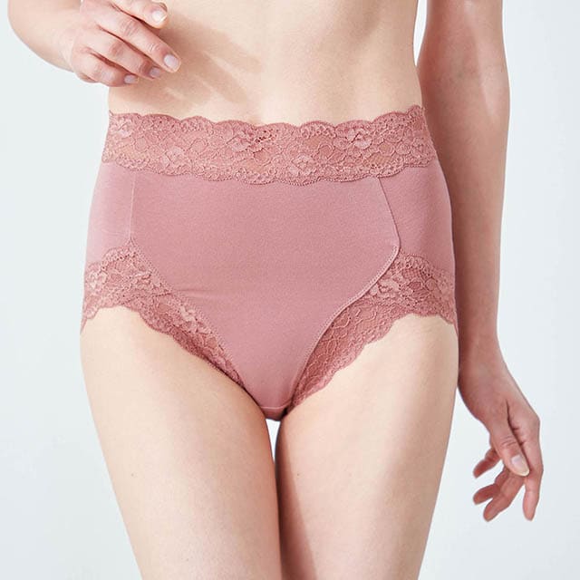 花柄レースが品よく華やかでヒップラインがひびきにくい