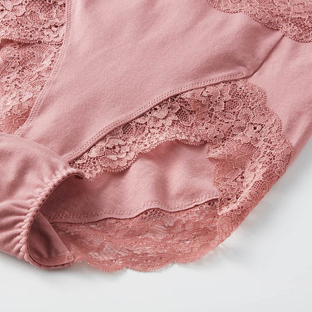 段差やヒップラインがひびきにくいレース仕様