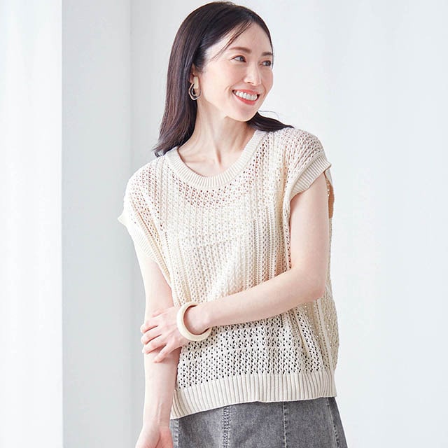 透かし編みのスクエア模様が涼しげな主役級ニット