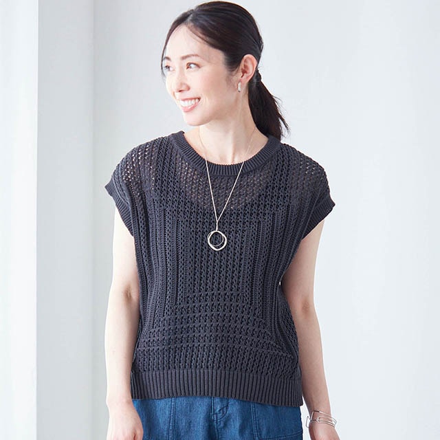 スクエア柄の透かし編みが華やかな印象