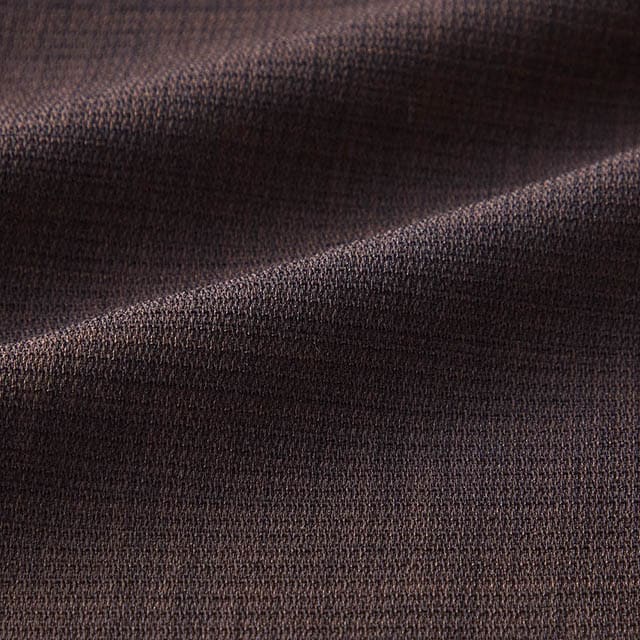 UVカット機能付きで、シワにもなりにくいストレッチ素材