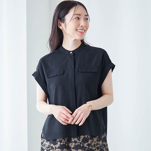 胸元の飾りポケットの効果でのっぺり見えないデザイン