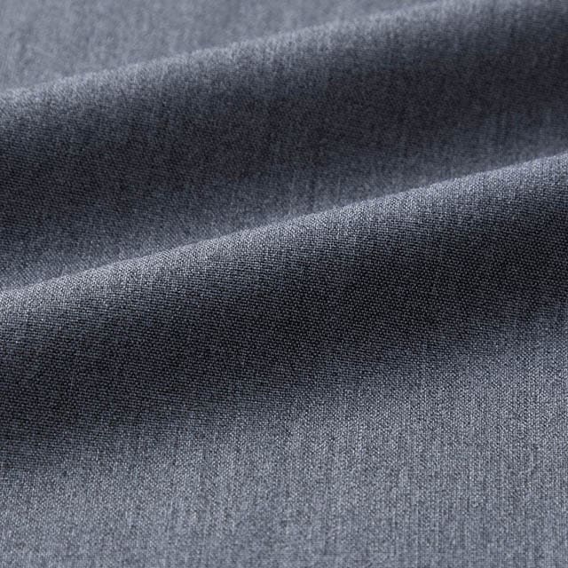 やや光沢感があり落ち感のある上品なポリエステル素材