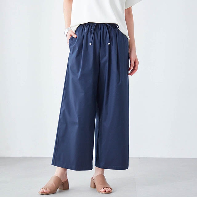 フロントのタックがお腹周りをふんわりカバー