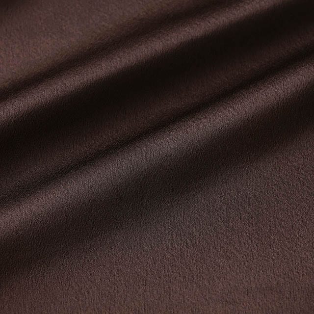 ワンピースはきれいな落ち感がある艶やかなサテン素材