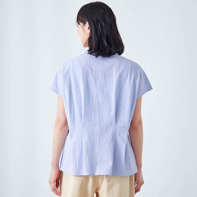 ウエスト上下に八の字タックを入れることで、前はもちろん後ろ姿もすっきり細見え