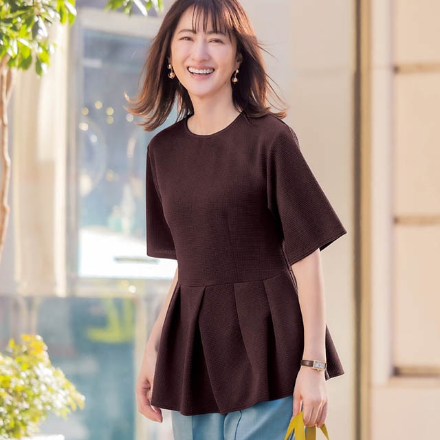 大人に似合うペプラムシルエットで高見えと品よくカジュアルを両立