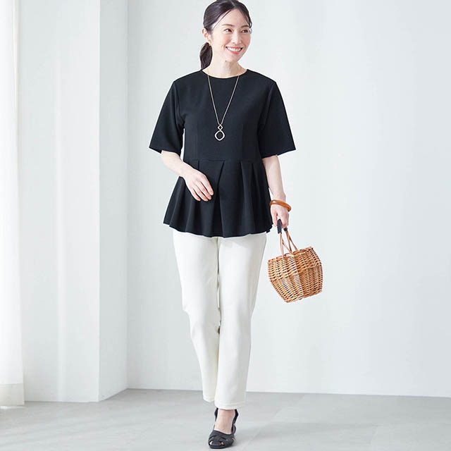 旬のペプラムデザインが、ウエストを細く見せ、お腹やヒップを上品にカバー