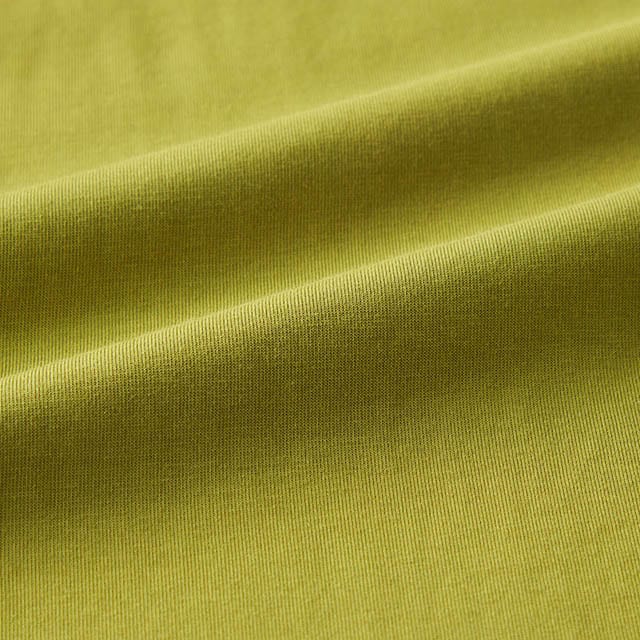 身頃は動きやすい柔らかでシルケット加工されたツヤ感のある綿100%のカットソー素材