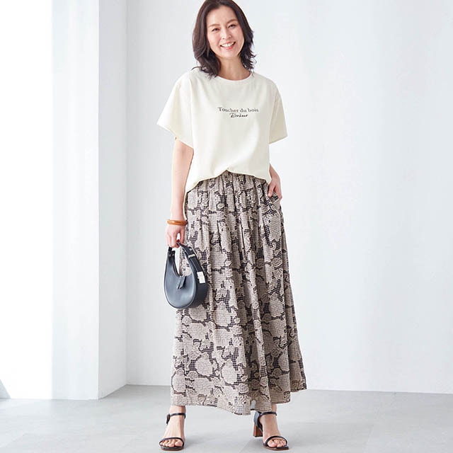 ゆったりめのシルエットに、きれいなドレープ感が魅力