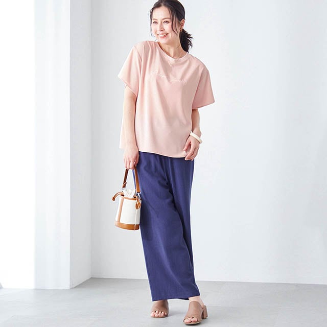 Tシャツよりも生地にハリや落ち感があり、体のラインを拾いすぎない