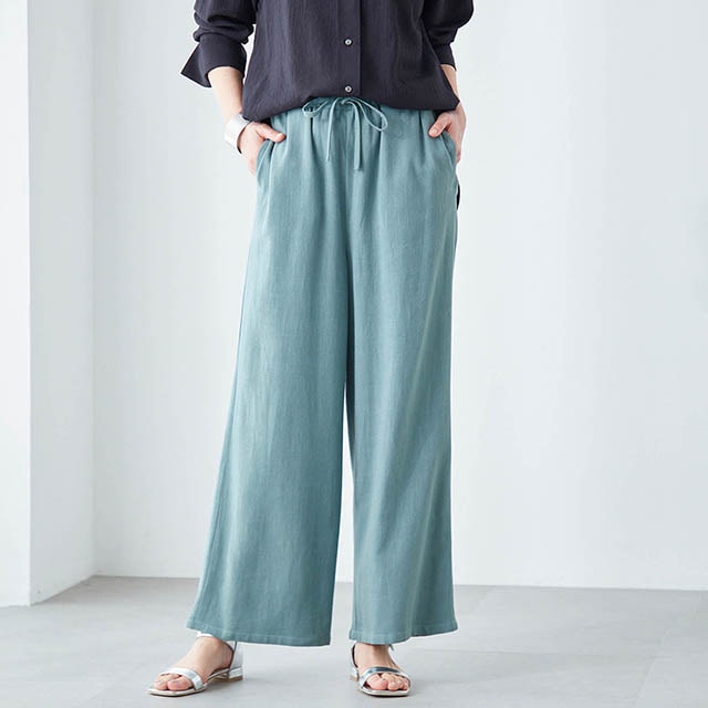 ほどよく肉厚な生地を使用し、体のラインを拾いにくい安心デザイン