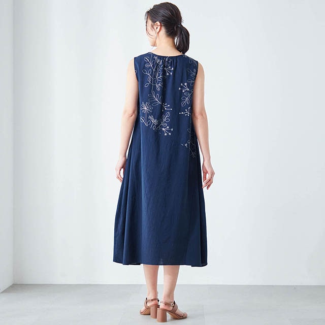 前後の刺繍に心ときめく、一枚仕立てのワンピース