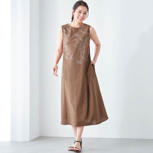 切替えやタック使いによる、ふんわりと立体的なシルエット