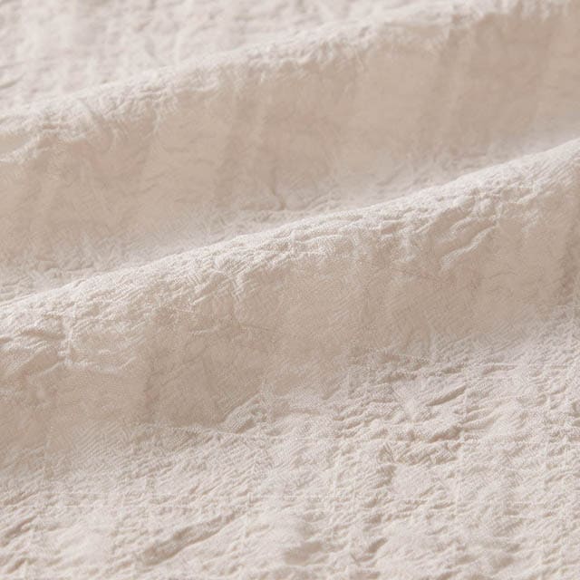 軽やかで透け感のあるシアー素材