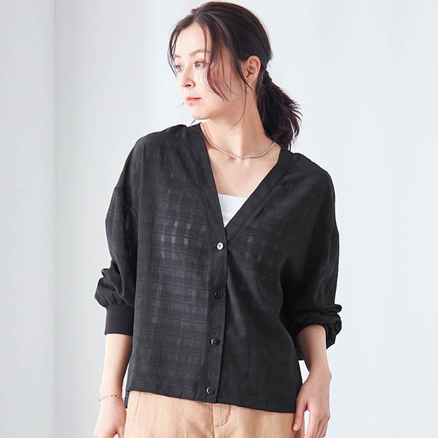 透け感チェックが上品な冷房対策にも便利な1枚