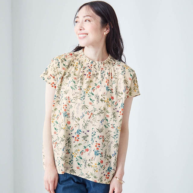 フレンチスリーブが二の腕をほどよくカバー