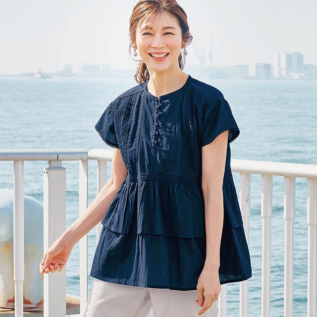 さらりと心地よいインド綿に、大人の可愛らしさをプラスしたピンタックブラウス