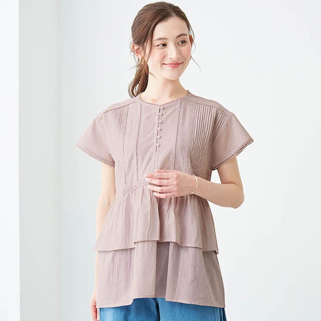 前身頃には繊細なピンタック、ウエスト部分には可愛らしいレースをあしらった上品な甘さのデザイン
