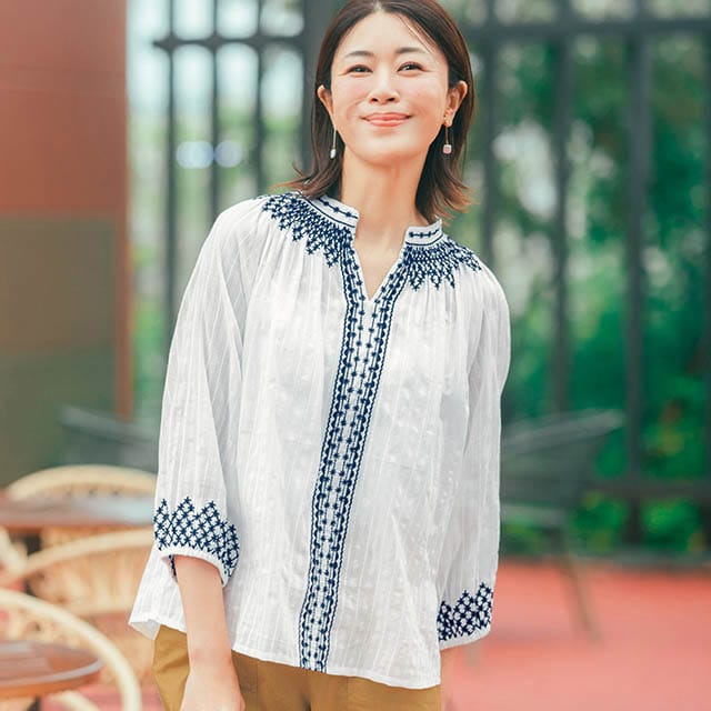 繊細な刺繍が胸元を彩る大人の華やぎブラウス