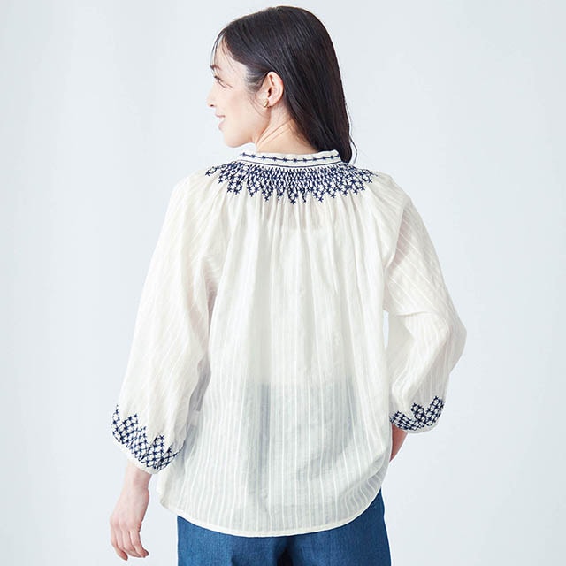 後ろにはたっぷりギャザーが入ったふんわりとしたシルエット