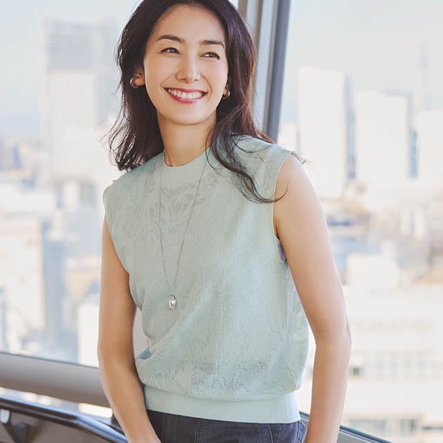 透かし編みが涼しげな印象のニット