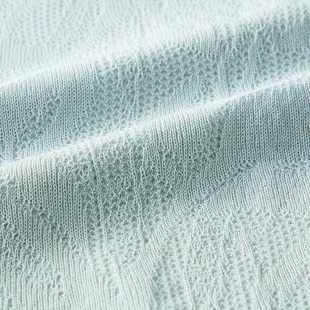 繊細なレースのような透け感のある編地でさらりとした清涼感のあるニット素材