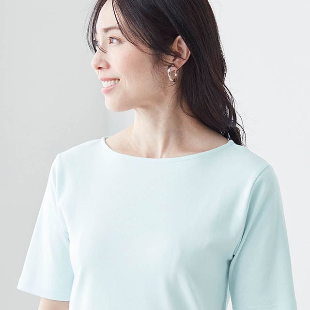 襟ぐりは下着がチラ見えしないこだわりの設計