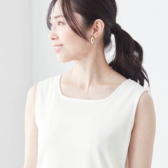 開きを控えめにしたスクエアネックがデコルテを美しく見せる