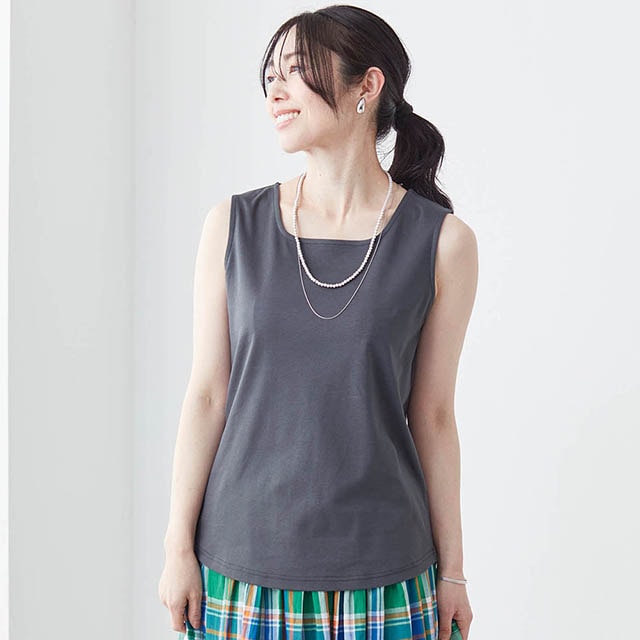 太めに設計した肩のタンク幅が腕を華奢に見せインナーのチラ見えも防止