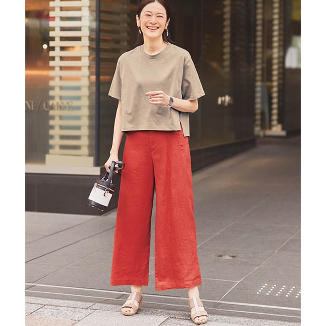 大人がきれいめに着こなせる、フレンチリネン素材のワイドパンツ