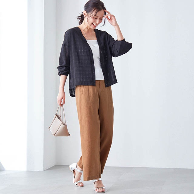 ワイドすぎない絶妙なシルエットが、上品で落ち着いた印象を演出