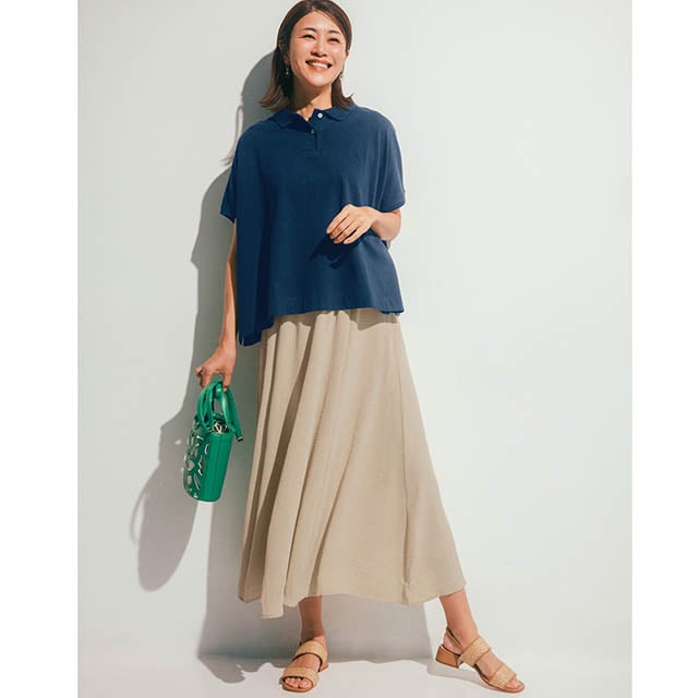 体のラインを出さないワイドな身幅で、今っぽい着こなしに