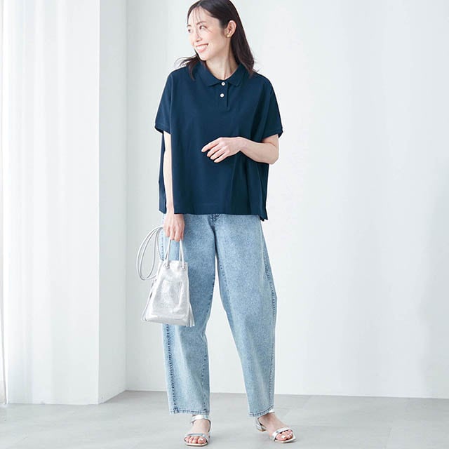 ドロップショルダー＆ゆったりとしたシルエットで落ち感を楽しめる