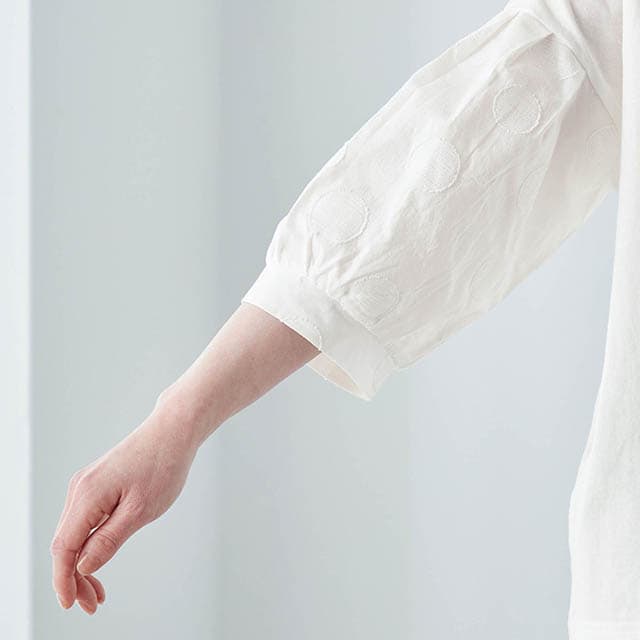 袖部分には水玉模様をジャカード織りで表現した、上品なデザイン