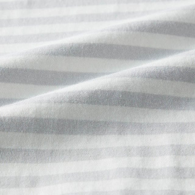 カットソーの身生地には肌なじみの良い綿100％の天竺素材を使用