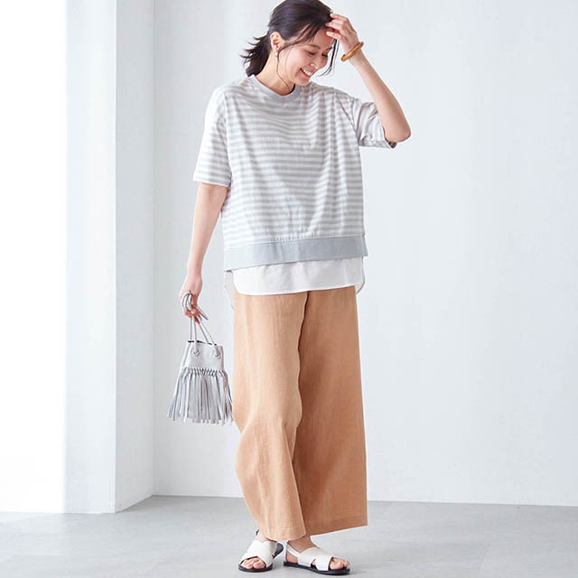 ボーダーTシャツの裾に白いシャツ素材をドッキングした重ね着風デザイン
