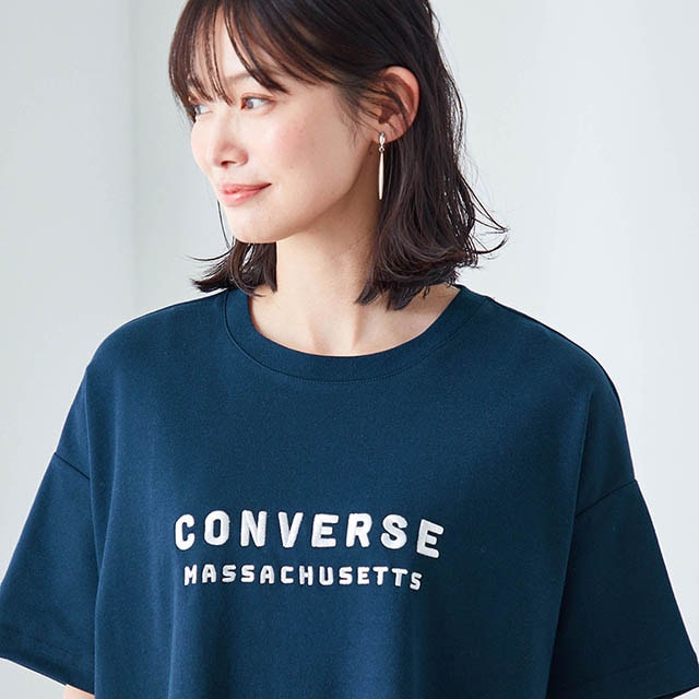 胸元の「CONVERSE」の刺繍を効かせたカジュアルすぎないきれいめ素材